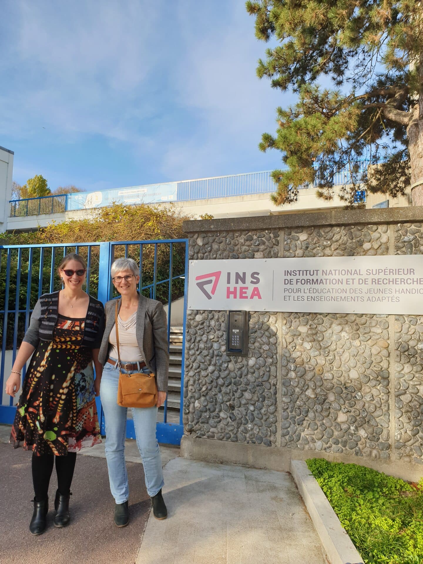 carole et esther devant le lieu
