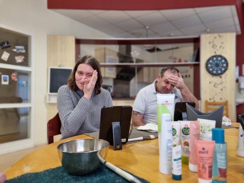 personnes accompagnées pratiquant les soins sur visage 