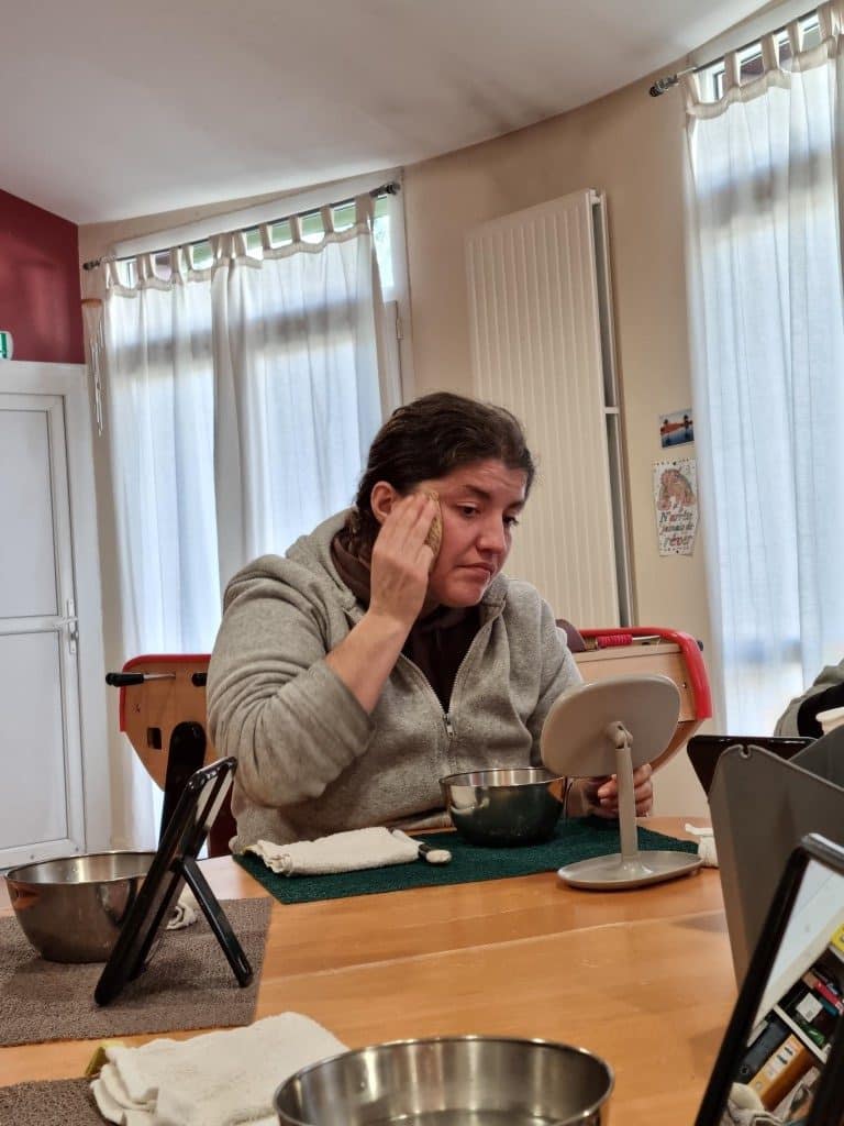 personnes accompagnées pratiquant les soins sur visage 