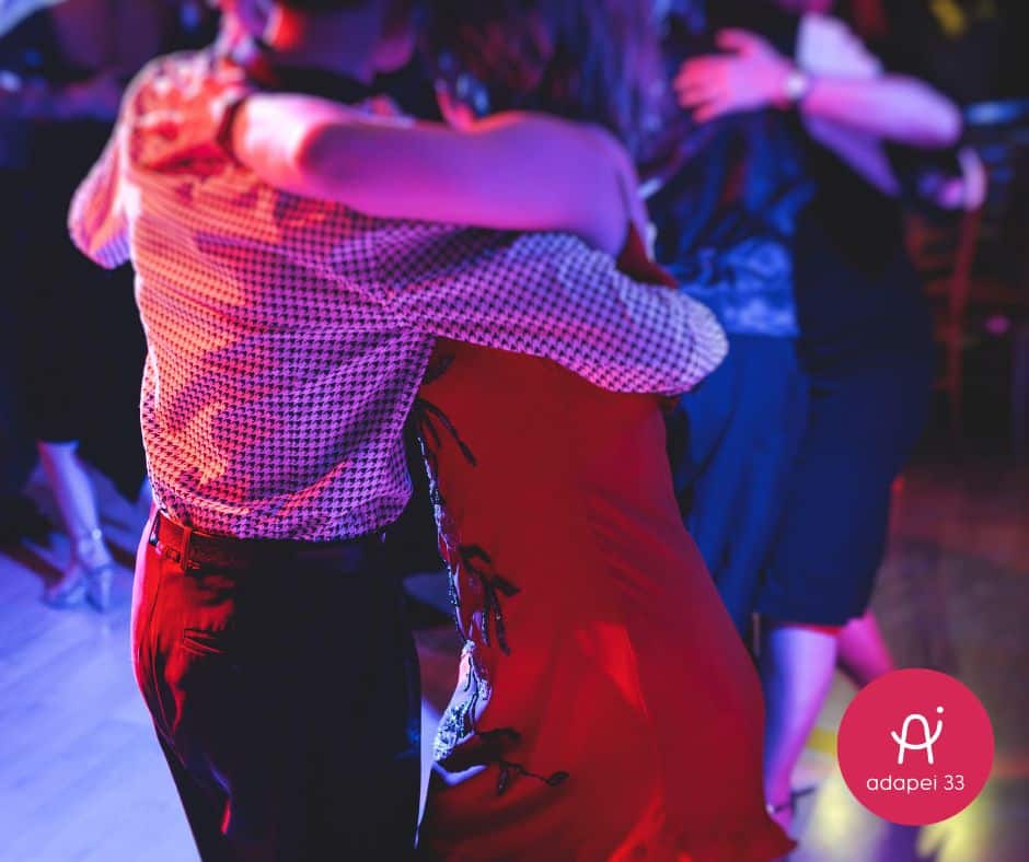 Thé dansant à Gujan-Mestras : un rendez-vous intergénérationnel pour swinguer ensemble !