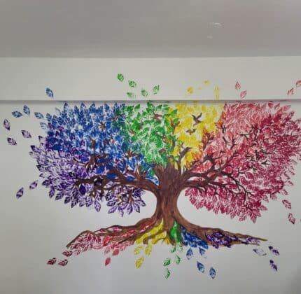 À Lamothe-Landerron, les jeunes cultivent leur créativité avec un arbre coloré !